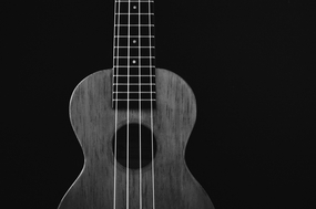 黑白风格尤克里里摄影图片